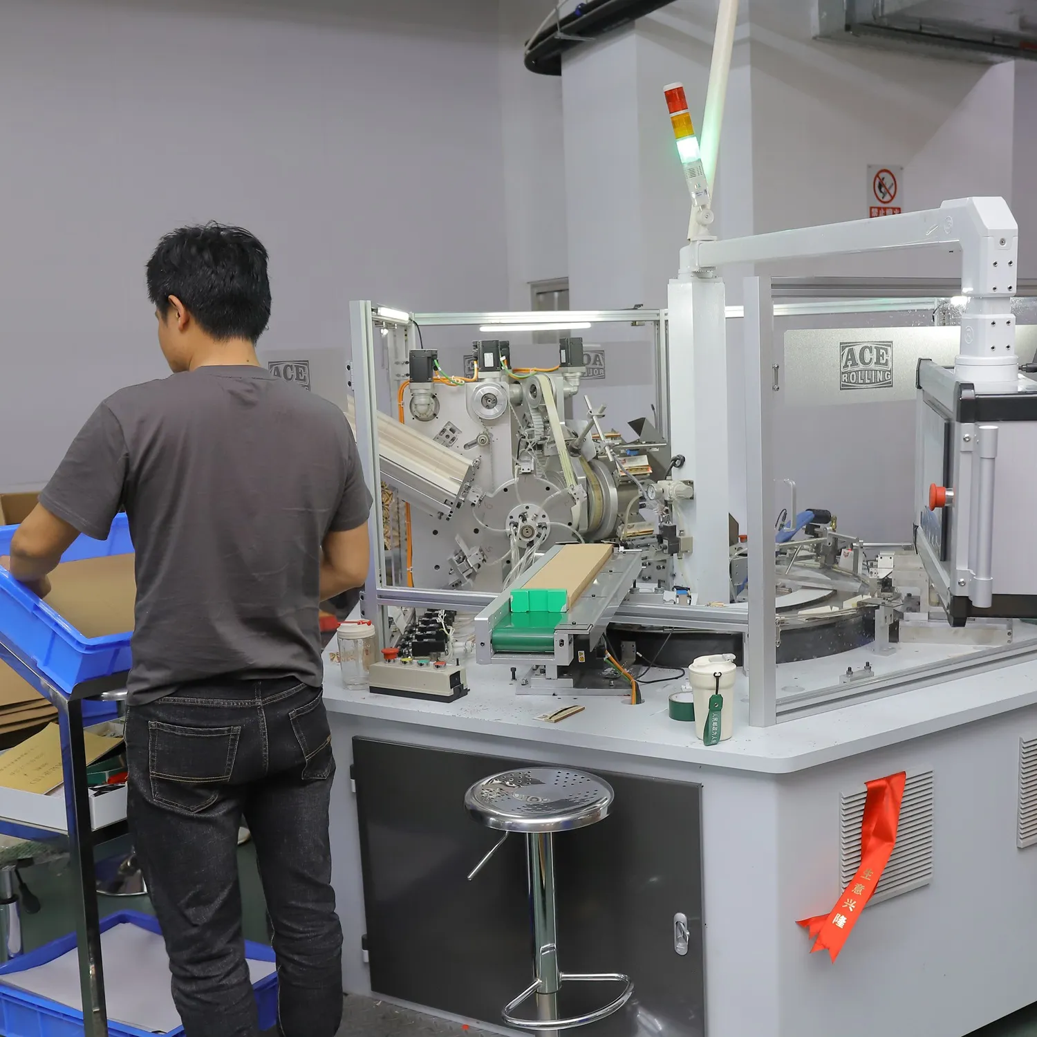Operator working on a rolling paper booklet machine