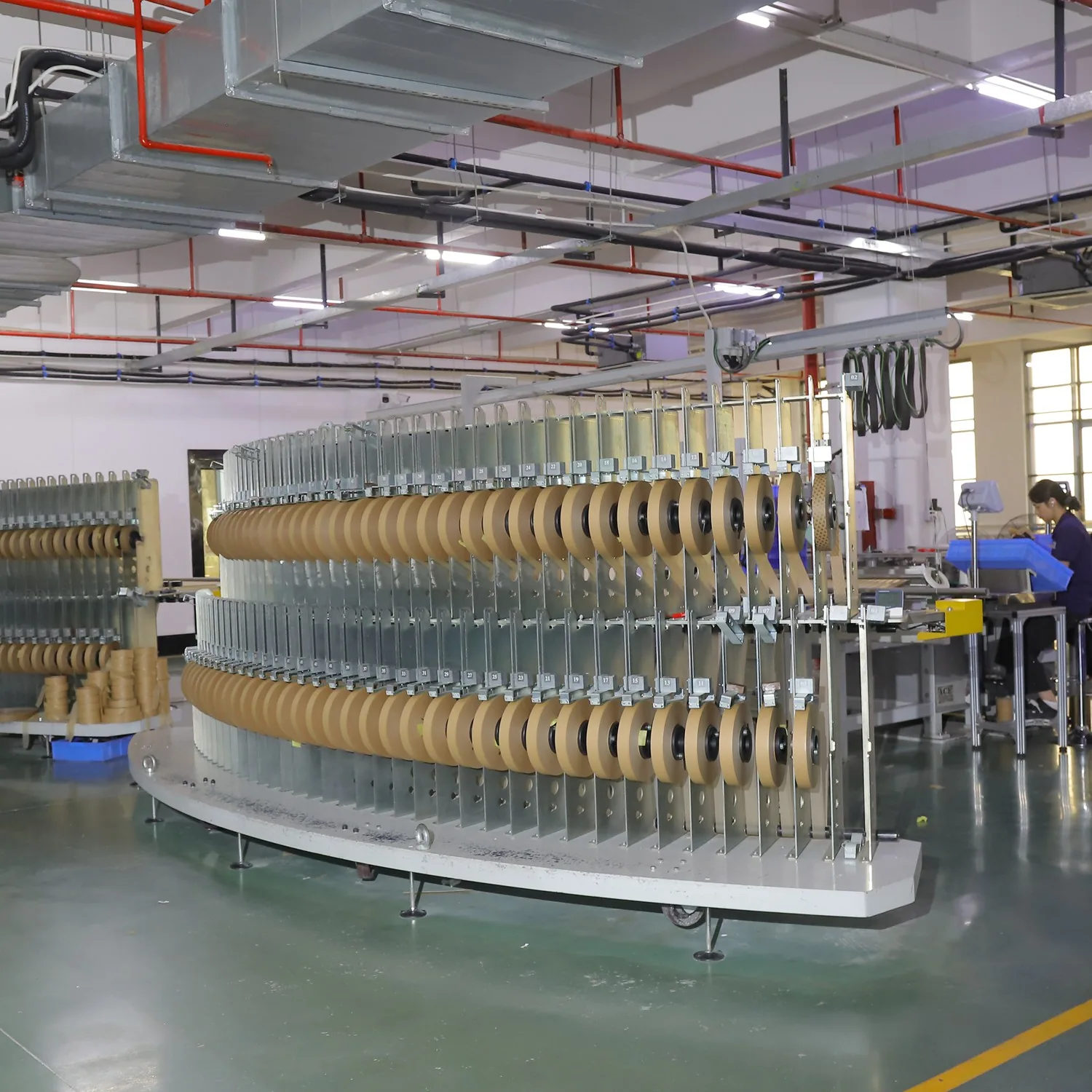 Wide production line operating with banks of paper bobbins