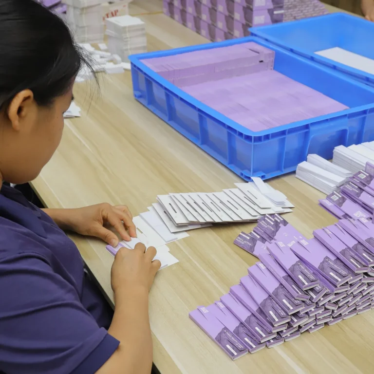 Ace Rolling worker assembling rolling paper retail packaging