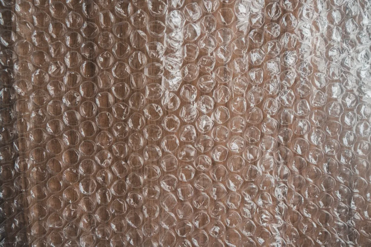 Bubble wrap as a stand-in for a dry export barrier, not a humidor